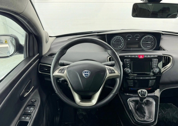 Lancia Ypsilon cena 35900 przebieg: 41162, rok produkcji 2016 z Andrychów małe 254